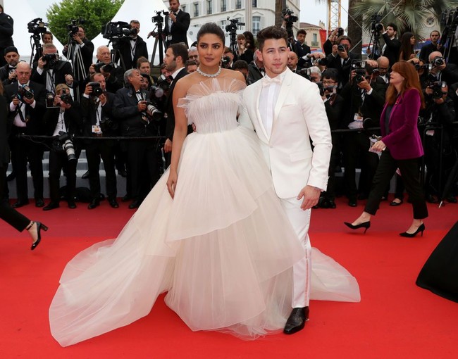 Aktris Priyanka Chopra yang kerap disebut sebagai saingan Deepika Padukone juga hadir di Festival Film Cannes 2019. Priyanka eksis di karpet merah bersama suaminya, Nick Jonas. Mengenakan gaun megah karya desainer Lebanon, Georges Hobeika, aktris India itu seperti mengulang momen pernikahannya dengan Nick karena keduanya sama-sama memakai busana berwarna putih. Foto: Getty Images