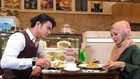 Foto ini diambil saat Guntur tengah syuting. Adegan makan kali ini Guntur terlihat seperti sedang makan sambil kencan.  Foto: instagram @gunturtriyoga