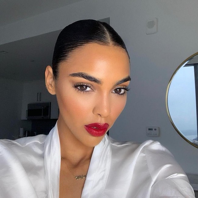 Wanita 170cm itu juga disibukkan menulis konten untuk website pribadinya sandrashehab.com. Dalam webnya itu, Sandra banyak menulis tentang fashion dan kecantikan.  Foto: Instagram