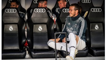 Kehadiran troli minum di hadapan Bale mirip gagang koper, sehubungan dengan rumor ia bakal segera hengkang. (Foto: Internet/Twitter)