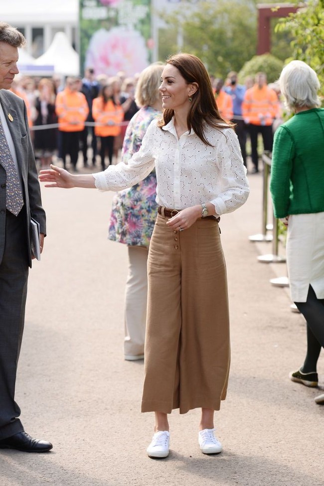 Untuk menyempurnakan gaya kasualnya, Kate Middleton mengandalkan sneakers putih sebagai alas kakinya. Sneakers bermerek Superga dengan seri White 2750 Cotu Classics ini seharga 50 poundsterling atau sekitar Rp 900 ribu. (Foto: Getty Images)