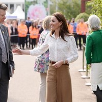 Untuk menyempurnakan gaya kasualnya, Kate Middleton mengandalkan sneakers putih sebagai alas kakinya. Sneakers bermerek Superga dengan seri White 2750 Cotu Classics ini seharga 50 poundsterling atau sekitar Rp 900 ribu. (Foto: Getty Images)