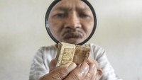 Pemilik Alquran KH TB Tamyiz menunjukkan Alquran terkecil di Bogor, Jawa Barat.
