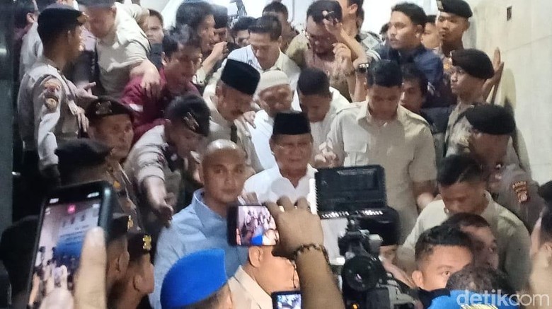 Bareng Amien Rais, Prabowo Tiba di Polda Metro untuk Jenguk Eggi-Lieus Bareng Amien Rais, Prabowo Tiba di Polda Metro untuk Jenguk Eggi-Lieus