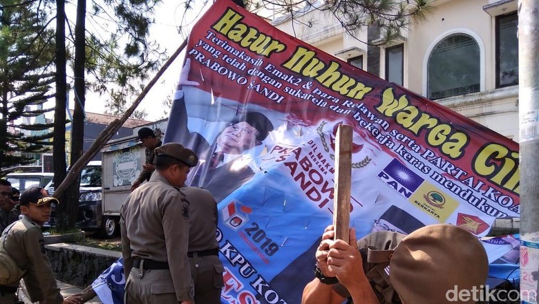 3 Spanduk Klaim Kemenangan Prabowo Diturunkan Satpol PP Cimahi 3 Spanduk Klaim Kemenangan Prabowo Diturunkan Satpol PP Cimahi