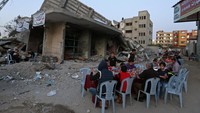 Konflik yang tak kunjung usai antara Israel dan Palestina tak menyurutkan semangat dan antusias warga di Kota Gaza untuk melaksanakan puasa di bulan Ramadhan.
