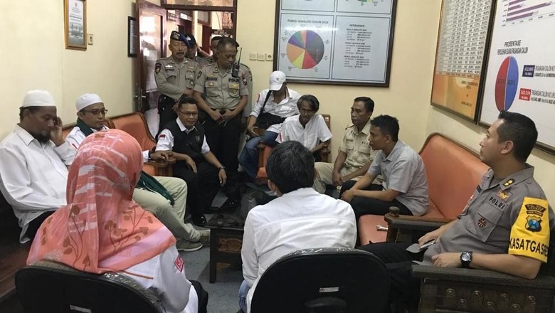 Pendukung Prabowo-Sandi di Jember Serahkan 6 Tuntutan ke KPU Pendukung Prabowo-Sandi di Jember Serahkan 6 Tuntutan ke KPU