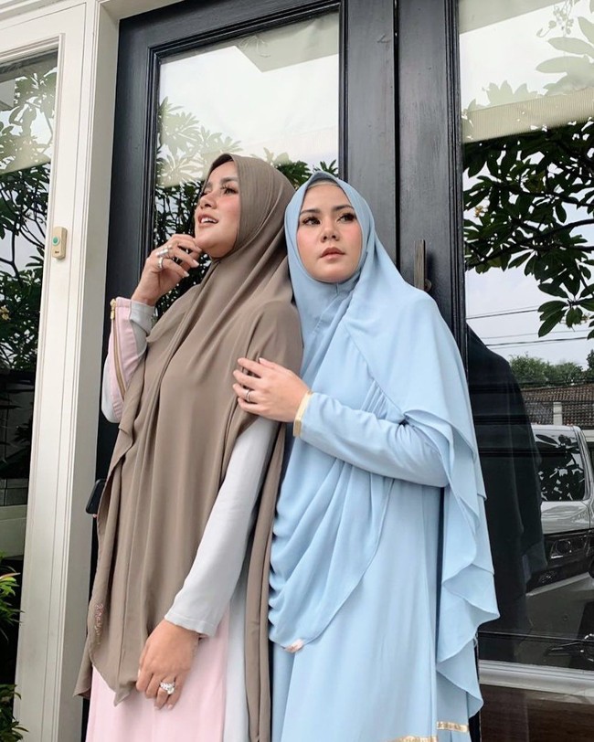 Saat tampil di sebuah acara TV, Cynthia Ramlan tampil kompak dengan sang kakak Olla Ramlan memakai hijab syari. Netizen pun berpesan agar Cynthia tidak melepas hijabnya. Jangan dilepas lagi... 360 derajat lebih cantik pake hijab, tulis akun bernama @dudunkgt. (Foto: Instagram/CynthiaRamlan)