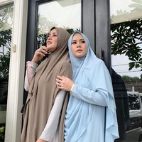 Saat tampil di sebuah acara TV, Cynthia Ramlan tampil kompak dengan sang kakak Olla Ramlan memakai hijab syari. Netizen pun berpesan agar Cynthia tidak melepas hijabnya. Jangan dilepas lagi... 360 derajat lebih cantik pake hijab, tulis akun bernama @dudunkgt. (Foto: Instagram/CynthiaRamlan)