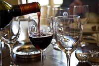 Terekam Kamera! Pencuri Ini Cicip Beberapa Wine di Rak Supermarket