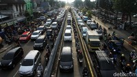 Sejumlah kendaraan terjebak macet di jalan Matraman Raya, Jakarta.