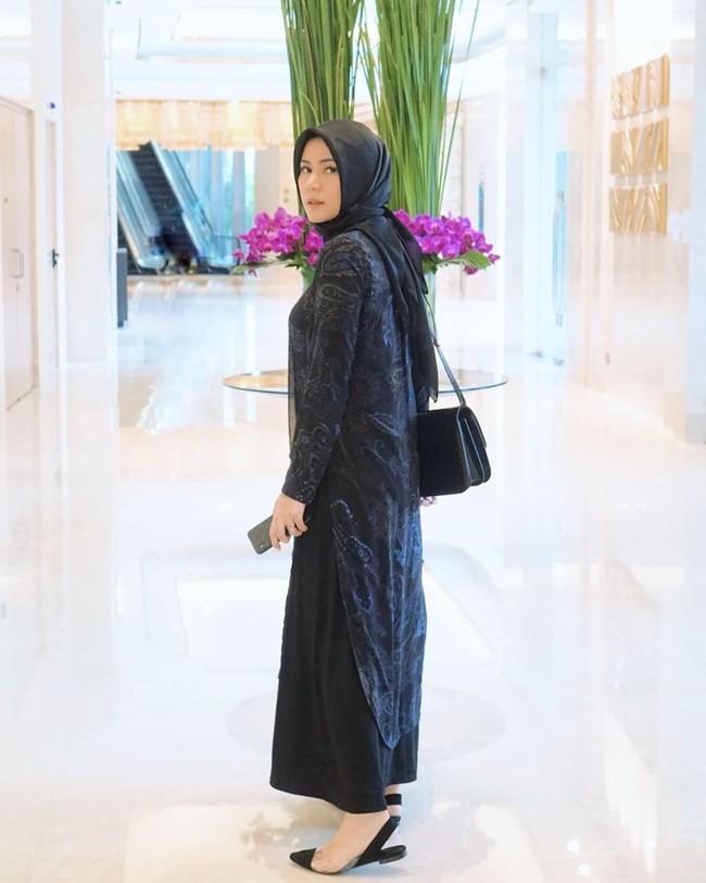 Cynthia Ramlan, adik Olla Ramlan memutuskan untuk berhijab beberapa hari yang lalu. Aktris cantik yang tak kalah populer dari kakaknya ini menuai perhatian publik. (Foto: Instagram/Cynthia Ramlan)