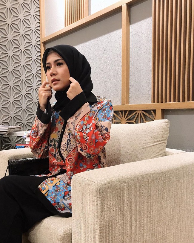 Di hari pertamanya berhijab, ia memilih busana dari desainer Vivi Zubedi. Tunik dengan printing ala Marrakech terlihat cantik ia kenakan. Tak heran jika postingan perdananya memakai hijab itu menuai banyak pujian. (Foto: Instagram/CynthiaRamlan)