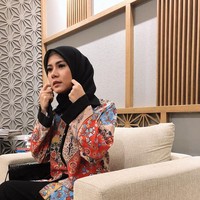 Di hari pertamanya berhijab, ia memilih busana dari desainer Vivi Zubedi. Tunik dengan printing ala Marrakech terlihat cantik ia kenakan. Tak heran jika postingan perdananya memakai hijab itu menuai banyak pujian. (Foto: Instagram/CynthiaRamlan)