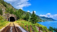 Danau Baikal disebut juga sebagai danau terjernih di Bumi. Pada musim panas, es yang terletak di Pegunungan Siberia mencair dan mengisi Danau Baikal. Terlihat kedalamannya sekitar 39,7 meter atau lebih. (iStock)