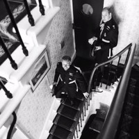 Pangeran William dan Pangeran Harry tampak tertawa sebelum menuju ke altar. Foto: Dok. Instagram/Sussex Royal