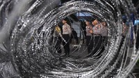 Sejumlah personel kepolisian berjaga di depan kantor KPU, Jakarta, Senin (20/5/2019). ANTARA FOTO/Akbar Nugroho Gumay.