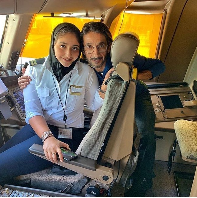 Ia disebut-sebut mencetak sejarah karena merupakan putri bangsawan pertama yang menjadi pilot wanita. Foto: Dok. Instagram/Sheikha Mozah Al Maktoum