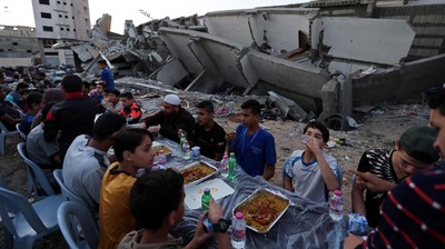 Potret Warga Palestina Buka Puasa di Sekitar Reruntuhan Bangunan