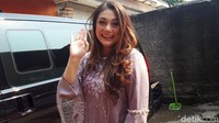 Selain itu Celine juga menceritakan sang suami, Stefan William yang mendukungnya untuk berhijab.