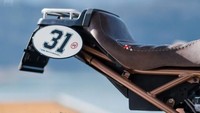 Kami pikir BMW G310 GS ini sangat lincah, menyenangkan, dan mudah untuk dibawa berkendara. Yang kami lebih sukai untuk perjalanan singkat, di bawa keluar setelah pulang dari bekerja. Untuk itu kami memodifikasinya agar makin populer di Swiss, ujar Weidman. Foto: Pool (Bikeexif)
