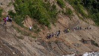 Jalan tersebut terputus akibat pengikisan dinding atau badan jalan kurang lebih sepanjang 300 meter.