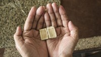 Tak hanya berukuran kecil, Alquran itu ditulis menggunakan tinta emas.