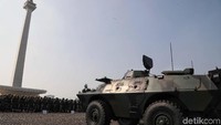 Sejumlah alutsista milik TNI nampak terparkir di kawasan Monas.