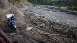 Aksi Nekat Warga Lewati Tebing Akibat Jalan Putus Diterjang Banjir