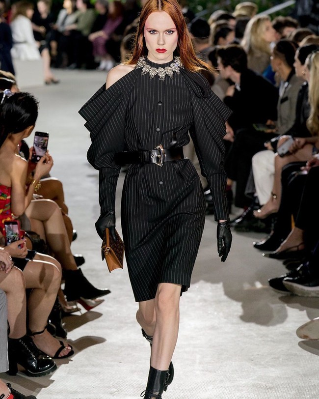 Model Kiki Willems begitu jadi perhatian ketika ia membintangi kampanye Saint Laurent. Karena terlalu kurus dan tidak mencerminkan tubuh yang sehat, Kiki lalu di-banned di Inggris oleh otoritas periklanan di sana. Foto: Instagram @kdhwillems