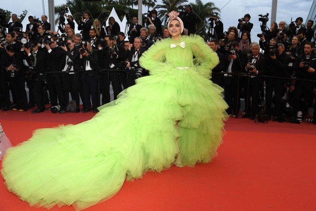 Tak kalah menarik perhatian, Deepika Padukone juga tampil heboh berbalut gaun dari Giambattista Vali Couture. Gaun berpalet lime green ini menonjolkan aura fantasi dengan material tulle yang dikreasikan secara dramatis. Foto: Getty Images