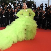 Tak kalah menarik perhatian, Deepika Padukone juga tampil heboh berbalut gaun dari Giambattista Vali Couture. Gaun berpalet lime green ini menonjolkan aura fantasi dengan material tulle yang dikreasikan secara dramatis. Foto: Getty Images