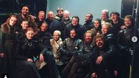 Sebelum syuting selesai, mereka melakukan photoshoot yang diikuti hampir seluruh cast. Dok. Instagram/emiliaclarke