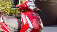 Yamaha Vietnam merancang model dengan desain modern dan mewah, dan fungsional untuk memenuhi permintaan pelanggan wanita, terutama wanita yang sudah menikah. Yamaha Latte 2019 dibanderol dengan harga VND 37,9 juta atau setara Rp 23,4 juta. Foto: Pool (motosaigon)
