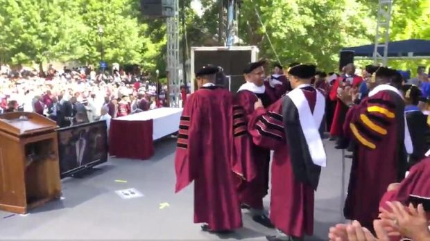 Miliarder AS Robert F Smith usai mengumumkan dirinya akan membayari utang ratusan mahasiswa yang lulus tahun ini