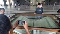 Alquran ini memiliki berat 584 kilogram, warga Makassar menyebutnya sebagai raksasa. Keunikan lain, jenis tinta yang digunakan terbuat dari campuran tinta bak cina dan air teh kental (Ibnu Munsir/detikcom)