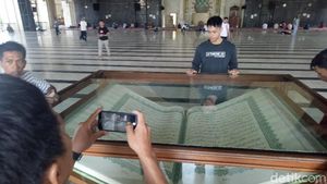 Potret Alquran Raksasa dan Masjid Megah di Makassar