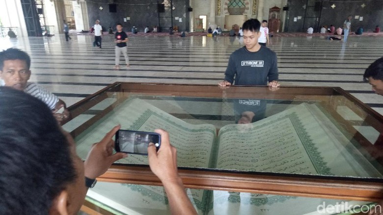 Alquran Raksasa di Masjid Raya Makassar (Ibnu Munsir/detikcom) Alquran Raksasa di Masjid Raya Makassar (Ibnu Munsir/detikcom)
