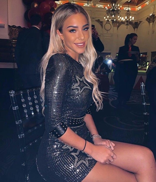 Pada 2017, Taylor dan adiknya Darby jadi kontroversi setelah pengakuannya di reality show Real Housewive of Cheshire bahwa ia ingin melakukan implan payudara. Ia dinilai masih terlalu muda untuk menempuh jalan pintas untuk operasi plastik. Foto: Dok. Instagram