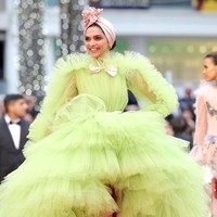 Gaun yang sama sebenarnya pernah dipakai aktris Jennifer Lopez pada 2018. Namun kali ini Deepika menambahkan detail lengan panjang pada gaun tersebut dan juga detail pita di kerah serta pinggang. Foto: Getty Images