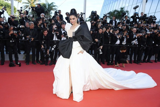 Inilah penampilan perdana Deepika Padukone di karpet merah Festival Film Cannes 2019. Terbang ke Cannes sebagai brand ambassador LOreal, Deepika memastikan semua mata berpaling padanya saat hadir di karpet merah. Foto: Getty Images