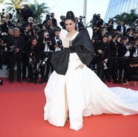 Inilah penampilan perdana Deepika Padukone di karpet merah Festival Film Cannes 2019. Terbang ke Cannes sebagai brand ambassador LOreal, Deepika memastikan semua mata berpaling padanya saat hadir di karpet merah. Foto: Getty Images