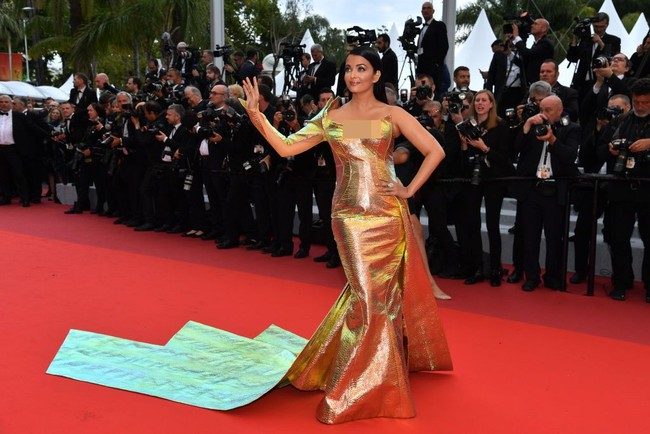 Namun, gaya Aishwarya Rai ini dinilai bukan yang terbaik. Penampilannya malah disebutmirip seperti ikan mas, setidaknya begitu menurut Times of India. Sang aktris menandai penampilan pertamanya di Cannes 2019 dengan memakai gaun berkilauan yang membuat gayanya seperti seekor ikan mas! demikian kritikan di sebuah artikel yang mengomentari gaya Aishwarya Rai tersebut. (Foto: Getty Images)