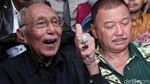 Permadi Salam Jempol Saat Penuhi Panggilan Polisi
