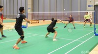 Latihan tim ganda campuran.