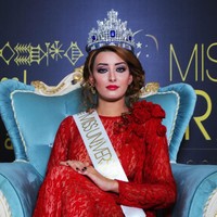 Inilah Sarah Idan, wanita cantik asal Irak yang kini tinggal di Amerika Serikat. Dia terpaksa pergi dari tanah kelahirannya karena kontroversi yang dialaminya saat mengikuti kompetisi Miss Universe 2017 di Las Vegas. Foto: Getty Images
