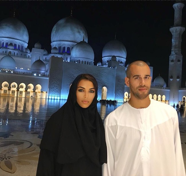 Inilah penampilan Sandra menggunakan hijab berpose bersama suami di Masjid Sheikh Zayed di Abu Dhabi. Dalam keterangan fotonya, Sandra mengucapkan selamat berpuasa untuk teman-teman online muslim, Ramadan Kareem to my followers who celebrate.  Foto: Instagram
