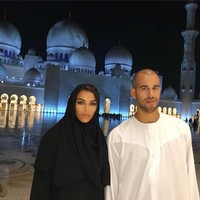 Inilah penampilan Sandra menggunakan hijab berpose bersama suami di Masjid Sheikh Zayed di Abu Dhabi. Dalam keterangan fotonya, Sandra mengucapkan selamat berpuasa untuk teman-teman online muslim, Ramadan Kareem to my followers who celebrate.  Foto: Instagram
