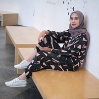 Gaya busana atas bawah seperti ini juga bisa kamu pilih untuk tampil beda saat acara buka puasa bersama. Memakai atasan dan bawahan dengan satu motif bisa memberikan ilusi badan terlihat lebih tinggi. Foto:Instagram/ZaskiaAdyaMecca