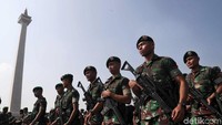 Pasukan TNI menggelar apel pengamanan jelang 22 Mei 2019 di Lapangan Silang Monas, Jakarta, Senin (20/5/2019).